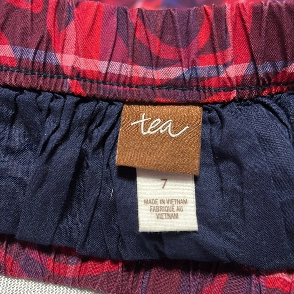 TEA Girls Skirt, has pockets. Excellent condition. Size 7.